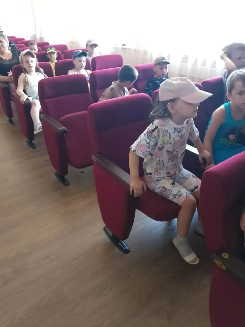 В Сотниковской модельной библиотеке прошло мероприятие по обучению дошкольников основным  правилам безопасности дома, в детском саду, на улице. Научить их избегать  опасные ситуации. 
Специалисты библиотеки рассказали, что некоторые вещи в доме могут быть опасны: ножницы, иголки, спички, бытовая  химия, лекарства. 
Хором повторили правила обращения с опасными  предметами: 
- лекарства нельзя брать самостоятельно
- никогда не трогать острые  предметы
- спички- только  для взрослых
Особо поговорили о том, почему электричество  опасно : предупредили, что нельзя  вставлять пальцы  или металлические  предметы  в розетки, нельзя тянуть  шнур электроприбора за провод. 
Объяснили правила безопасности возле окон и балконов: 
- не открывать окна самим
- не залезать на подоконник и не вывешиваться  из окон. 
В  заключении подвели итоги встречи, напомнив  основные  правила безопасности. Поздравили детей с освоением материалам решили что проведем следующую встречу, посвящённую другим  важным аспектам  безопасности.#благодарненскийгородскойокруг #благодарненскиебиблиотеки #сотниковскаямодельнаябиблиотека.