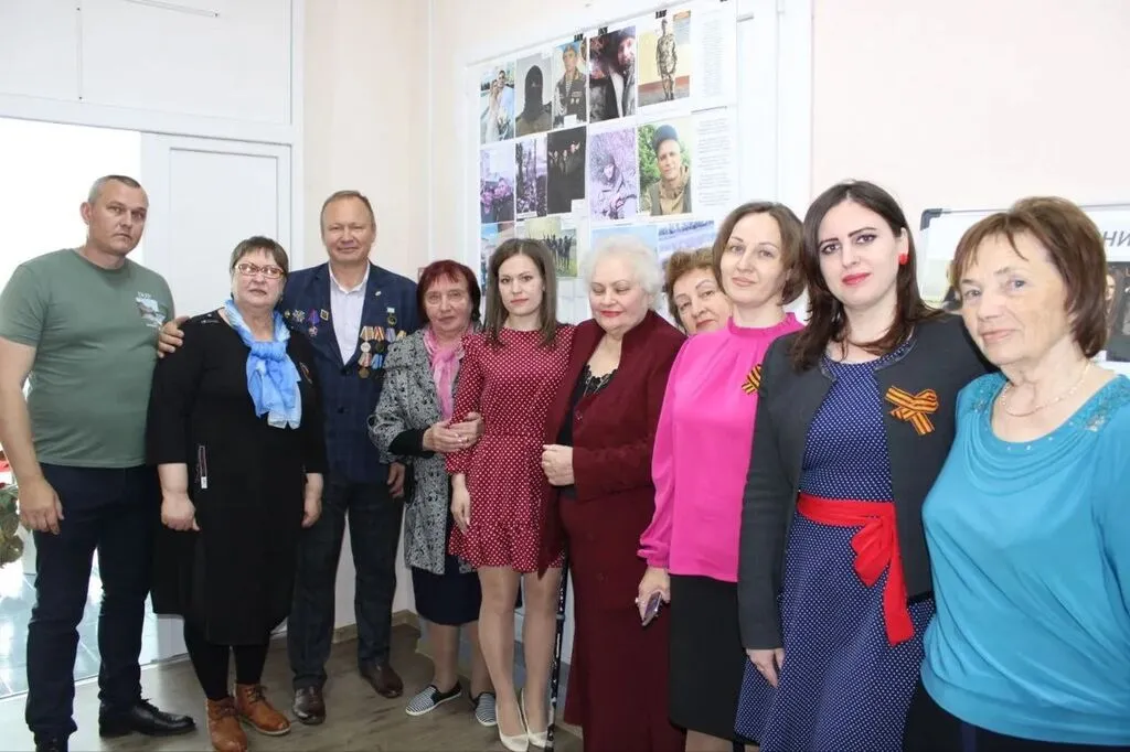 Поздравление с Днём сельской женщины&nbsp;
&nbsp;Сегодня мы чествуем вас, тех, кто своим трудом сохраняет культурные корни и семейные ценности на селе. Вы — настоящие героини, которые не только работают , но и создают уют в доме, строят семейное счастье .
&nbsp;Ваш труд важен и почетен, вы заслуживаете самого глубокого уважения за вашу житейскую мудрость и преданность делу. Пусть семья всегда будет вашей опорой, а жизнь наполнится яркими красками, любовью и нежностью. С праздником! Желаем вам здоровья, счастья и благополучия!
&nbsp;Зачем нужна женщина?&nbsp;Женщина — это источник жизни, любви и тепла. Она вдохновляет, поддерживает и заботится о близких, создавая гармонию и уют вокруг себя,делают самую важную ,самую нужную и самую необхадимую работу:воспитывают детей ,оберегают свой семейный очаг.
Без женщин мир был бы лишен красоты, сострадания и заботы, которые они дарят каждому дню.
Сельские женщины: будущее и предназначение&nbsp;Сельская женщина — это не просто труженица, но и хранительница традиций, культуры и семейных ценностей. Она играет ключевую роль в жизни села, занимаясь различными профессиями и активно участвуя в общественной жизни. Предназначение сельской женщины:&nbsp;- Хранить домашний очаг: Главная задача сельской женщины заключается в сохранении домашнего уюта и передаче культурных и нравственных устоев следующим поколениям. - Поддержка семьи: Женщины на селе часто становятся опорой для своих семей, заботясь о детях, помогая мужьям и поддерживая старшее поколение. - Развитие общества: Они вносят значительный вклад в развитие сельского хозяйства, медицины, образования и культуры, что делает их важной частью социально-экономического прогресса региона&nbsp;и России. Таким образом, сельская женщина является основой будущего, так как именно она формирует крепкие семейные связи и поддерживает жизнь в сельских сообществах.
С праздником,дорогие наши женщины!
Коллектив Сотниковской модельной библиотеки. 16 октября 2026 года.