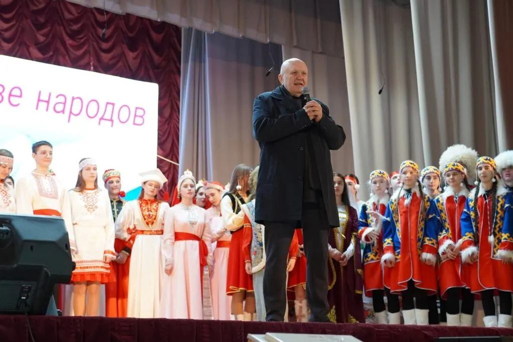 Каждая команда представила один из народов нашей страны,живущих в Ставропольском крае: русских, дагестанцев, осетин, азербайджанцев, армян, абазинцев, кабардинцев, татар, марийцев, удмуртов,   казахов, калмыков ,туркмен. Каждая школа подготовила комплекс творческих выступлений :тематические коллажи,посвящённые Году Единство Народов России,оригинальные творческие номера,  Волонтёры Благодарненского центра молодёжи были распорядителями праздника-фестиваля. 
Принимающая сторона радушно встретила гостей:угостила ароматным чаем,домашними пирогами и сытной кашей-все участники остались довольны гостеприимством -каждый участник высоко оценил теплоту приёма.
Депутат Государственной Думы Александр Васильевич Ворожко обратился к участникам фестиваля с приветственным словом,он отметил,что восхищается талантами,энергией и искренностью молодого поколения Россиян.Отметил ,что  каждый из участников -будущее нашей страны .Пожелал ярких выступлений,новых друзей и вдохновения.Пусть фестиваль принесёт радость и запомнится на долго.