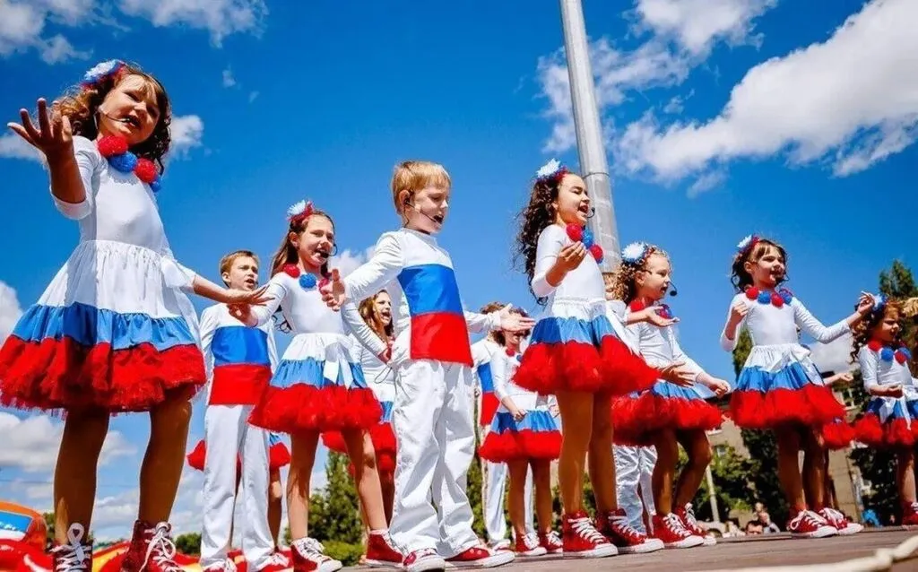 Всероссийский обзор «Дети России — сила государства»

В преддверии нового учебного года, а также руководствуясь задачей освещения позитивных практик субъектов РФ и муниципальных образований в вопросах совершенствования программ поддержки детей,  редакция издания «Экономическая политика России — 21 век» формирует на портале https://deti-inform.ru   Всероссийский обзор «Дети России — сила государства» https://deti-inform.ru/2026/07/25/vserossijskij-obzor-deti-rossii-sila-gosudarstva/ 
Целями данного бесплатного информационного ресурса являются:
— содействие повышению доверия людей к работе муниципальных органов управления в деле развития здравоохранения,образования, культуры, спорта, занятости и социального обеспечения семей с детьми. Разъяснение жителям муниципальных образований нормативно-правовых актов и перспективных программ развития для детей будет осуществляться в разделах https://deti-inform.ru/category/vospitanie-i-razvitie/  и  https://deti-inform.ru/category/zdorove-i-obrazovanie/  
— подготовка предложений федеральным органам государственной власти по актуализации национальных целей социального развития, соответствующих целевым показателям и задачам, определению базовых подходов к способам, этапам и формам достижения социально-ориентированных нацпроектов. Информация о новых проектах регионов России в этой сфере будет публиковаться здесь  https://deti-inform.ru/category/vyplaty-i-lgoty-semyam/
— расширение взаимодействия федеральных органов государственной власти, органов государственной власти субъектов Российской Федерации, органов местного самоуправления, институтов развития, экспертного и предпринимательского сообществ при рассмотрении вопросов, связанных с достижением национальных целей и реализацией национальных проектов и программ в социальной сфере. Полезные советы родителям по данным вопросам будут актуализироваться тут  https://deti-inform.ru/category/otnosheniya-s-detmi/